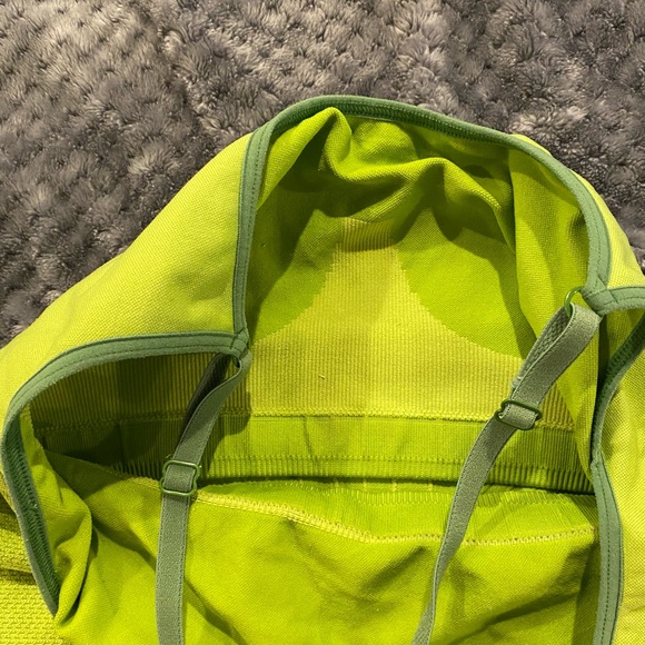 Adorable great condition Nike seamless green tank - Picture 6 of 7